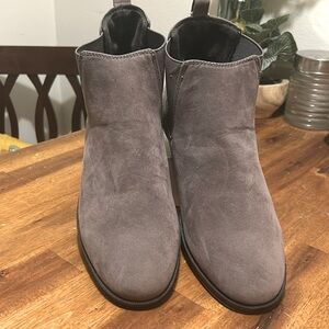New No Tags Carbon Elements Men's Gray Faux Suede Pull On Ankle Boots..Size: 10